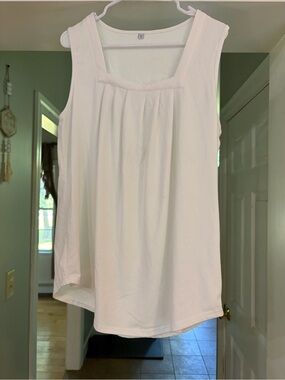 Classic White Pleated Square-Neck Tank Top - Women